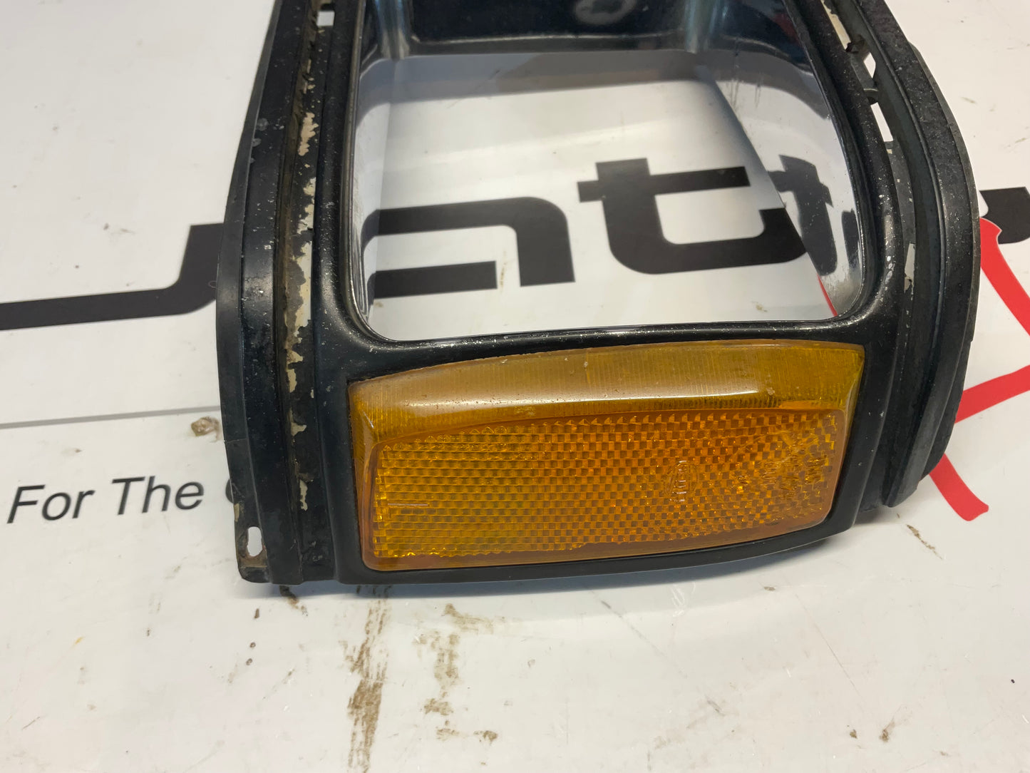 Driver Headlight Bezel 813941625C B2 URQ