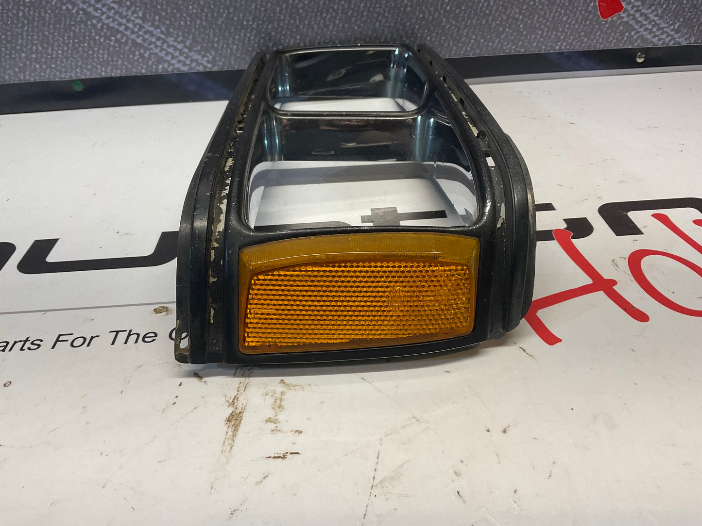 Driver Headlight Bezel 813941625C B2 URQ