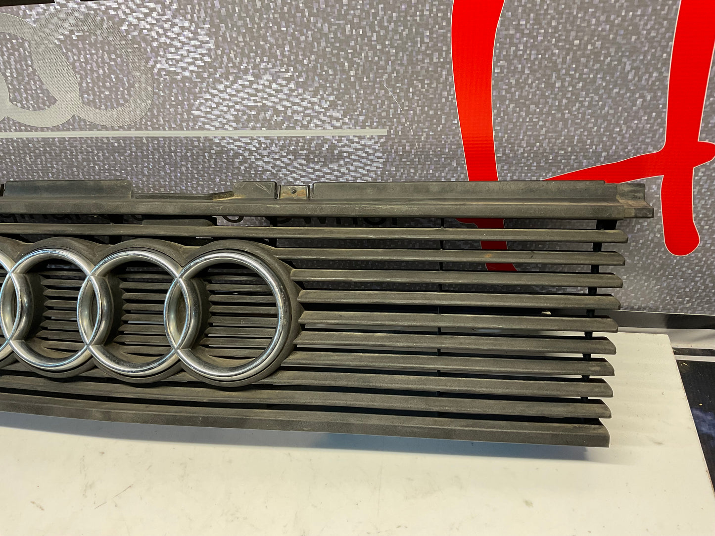 Front Quattro Grill & Rings 811853655C B2 UrQ