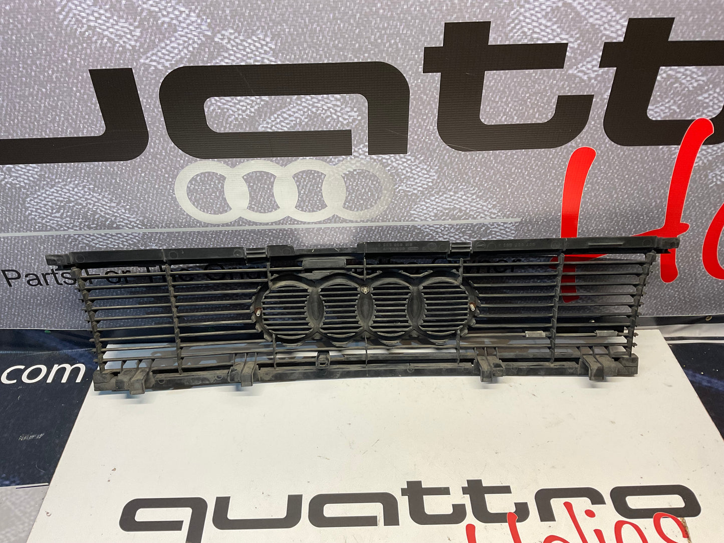 Front Quattro Grill & Rings 811853655C B2 UrQ